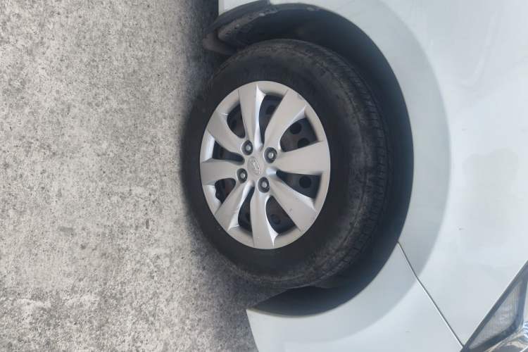 Used Hyundai Verna (older generation) 2014 1.4L Manual Smart GLS Trim Right Front Wheel Hub