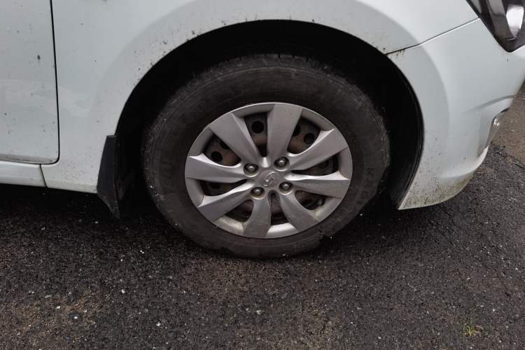 Used Hyundai Verna (older generation) 2014 1.4L Manual Smart GLS Trim Right Front Wheel Hub