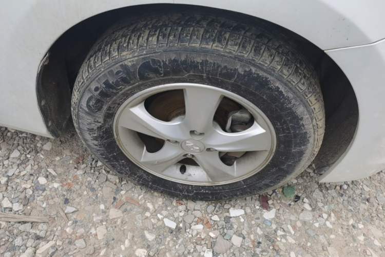 Used Hyundai Verna (older generation) 2014 1.4L Automatic Smart GLS Right Front Wheel Hub