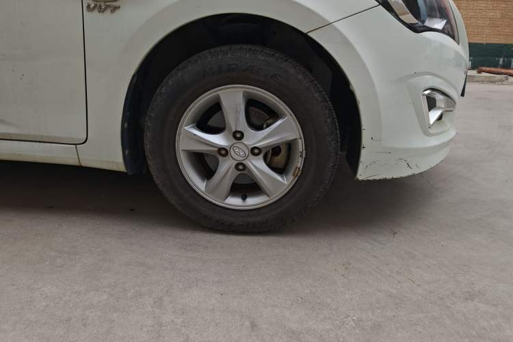 Used Hyundai Verna (older generation) 2014 1.4L Manual Smart GLS Trim Right Front Wheel Hub