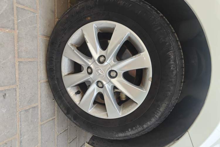 Used Hyundai Verna (older generation) 2014 1.4L Manual Smart GLS Trim Right Front Wheel Hub