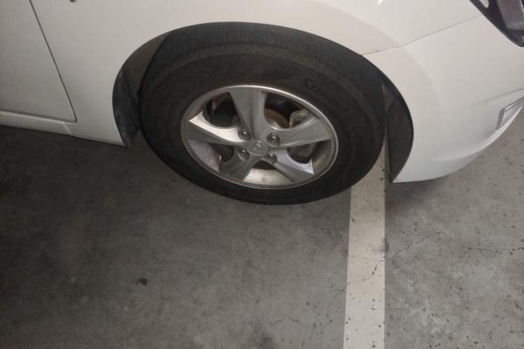 Used Hyundai Verna (older generation) 2014 1.4L Automatic Smart GLS Right Front Wheel Hub