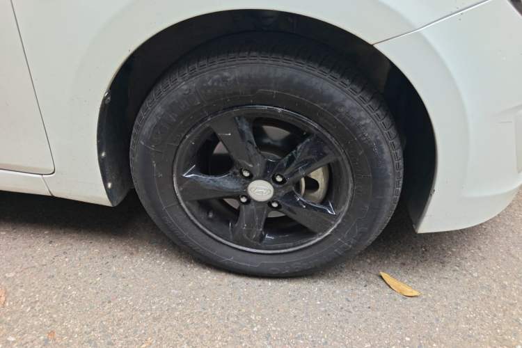 Used Hyundai Verna (older generation) 2014 1.4L Automatic Leading-Edge GLX Right Front Wheel Hub