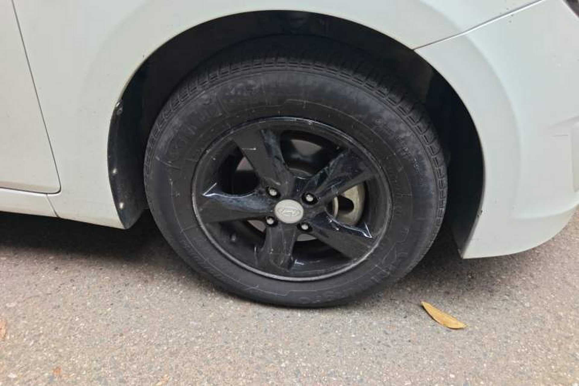 Used Hyundai Verna (older generation) 2014 1.4L Automatic Leading-Edge GLX Right Front Wheel Hub