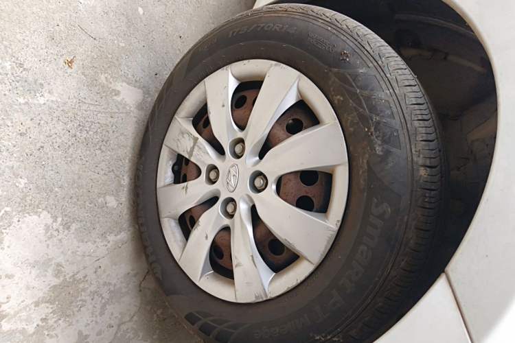 Used Hyundai Verna (older generation) 2014 1.4L Manual Smart GLS Trim Right Front Wheel Hub