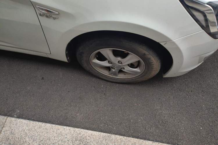 Used Hyundai Verna (older generation) 2014 1.4L Manual Smart GLS Trim Right Front Wheel Hub