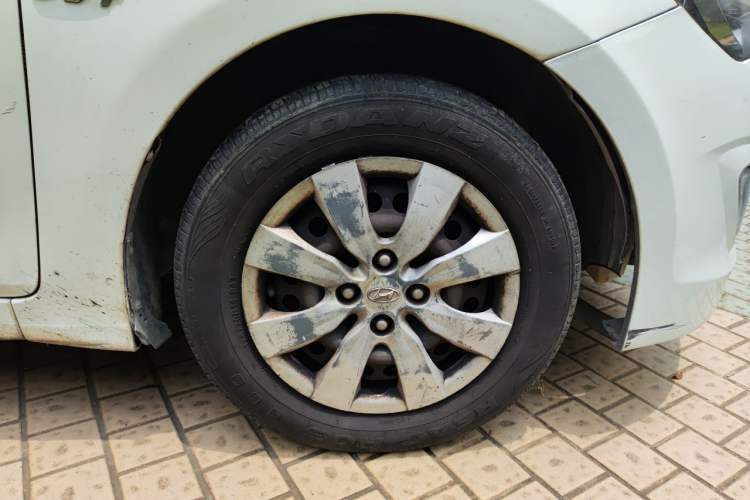 Used Hyundai Verna (older generation) 2014 1.4L Manual Smart GLS Trim Right Front Wheel Hub