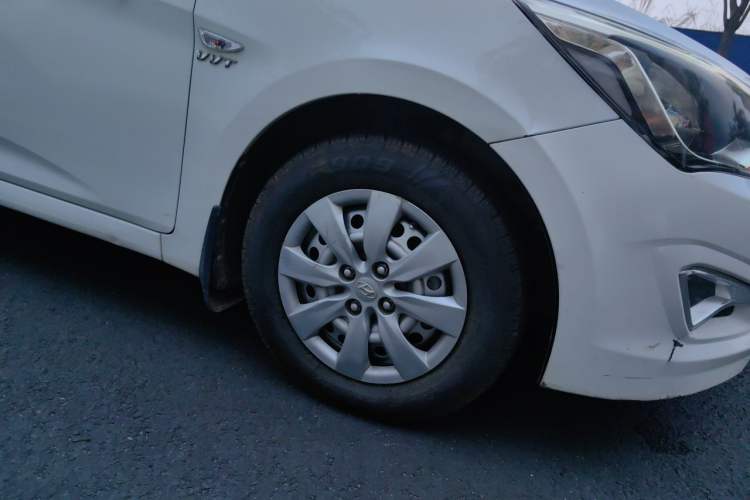 Used Hyundai Verna (older generation) 2014 1.4L Manual Smart GLS Trim Right Front Wheel Hub