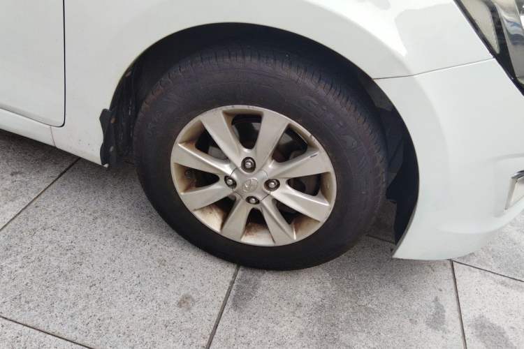 Used Hyundai Verna (older generation) 2014 1.4L Manual Smart GLS Trim Right Front Wheel Hub