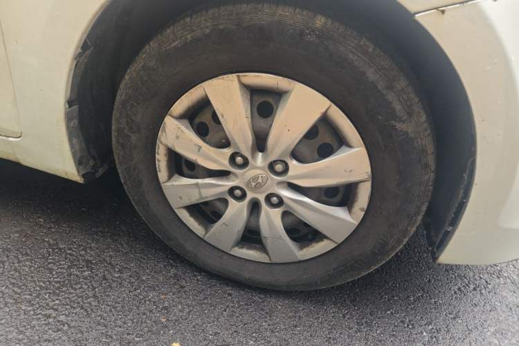 Used Hyundai Verna (older generation) 2014 1.4L Manual Smart GLS Trim Right Front Wheel Hub