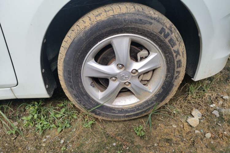 Used Hyundai Verna (older generation) 2014 1.4L Automatic Smart GLS Right Front Wheel Hub