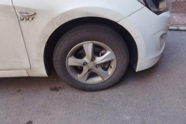 Used Hyundai Verna (older generation) 2014 1.4L Automatic Smart GLS Right Front Wheel Hub