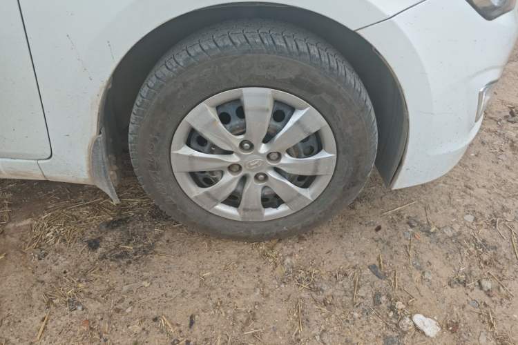 Used Hyundai Verna (older generation) 2014 1.4L Manual Smart GLS Trim Right Front Wheel Hub