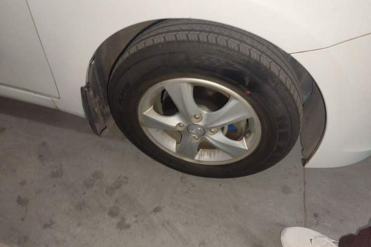 Used Hyundai Verna (older generation) 2014 1.4L Automatic Smart GLS Right Front Wheel Hub