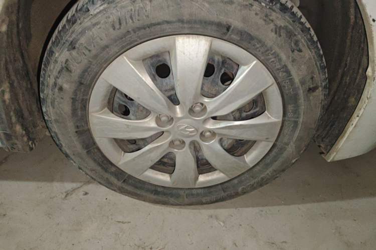 Used Hyundai Verna (older generation) 2014 1.4L Manual Smart GLS Trim Right Front Wheel Hub