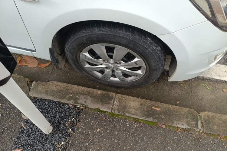Used Hyundai Verna (older generation) 2014 1.4L Manual Smart GLS Trim Right Front Wheel Hub