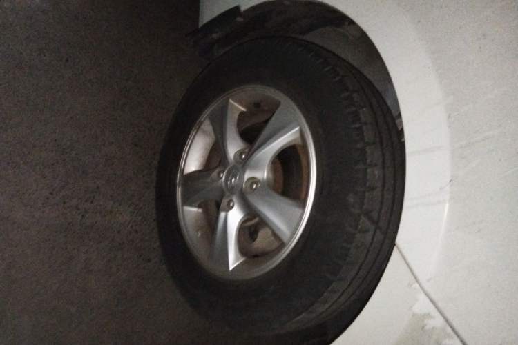 Used Hyundai Verna (older generation) 2014 1.4L Automatic Smart GLS Right Front Wheel Hub