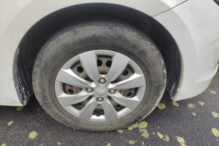 Used Hyundai Verna (older generation) 2014 1.4L Manual Smart GLS Trim Right Front Wheel Hub