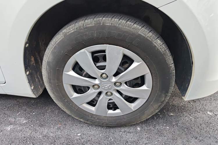 Used Hyundai Verna (older generation) 2014 1.4L Manual Smart GLS Trim Right Front Wheel Hub