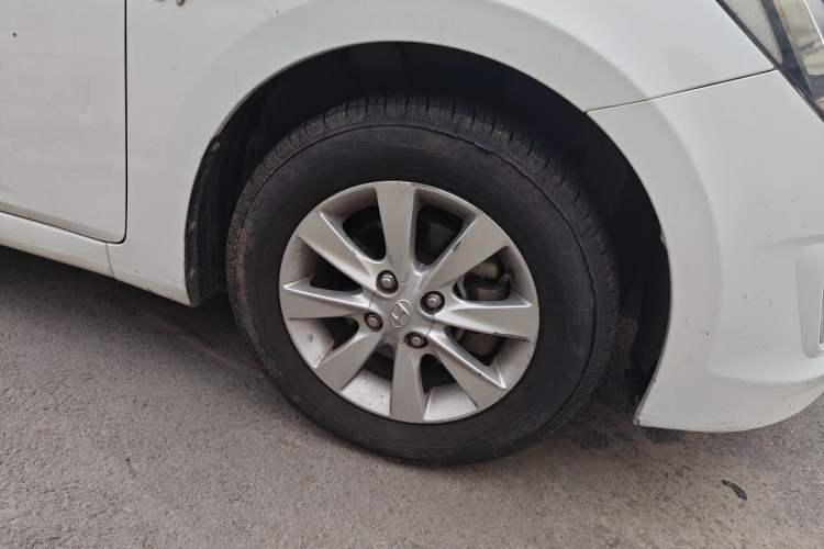 Used Hyundai Verna (older generation) 2014 1.4L Manual Smart GLS Trim Right Front Wheel Hub