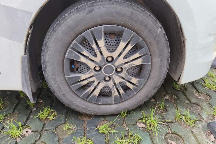 Used Hyundai Verna (older generation) 2014 1.4L Manual Smart GLS Trim Right Front Wheel Hub