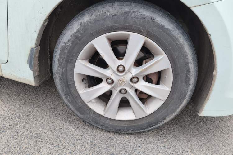 Used Hyundai Verna (older generation) 2014 1.4L Manual Smart GLS Trim Right Front Wheel Hub