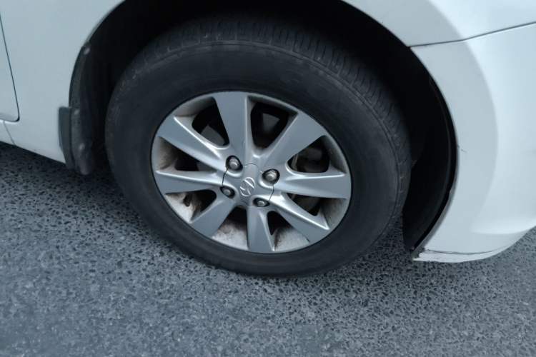 Used Hyundai Verna (older generation) 2014 1.4L Manual Smart GLS Trim Right Front Wheel Hub