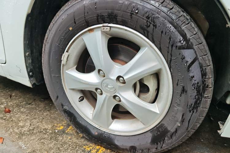 Used Hyundai Verna (older generation) 2014 1.4L Automatic Smart GLS Right Front Wheel Hub