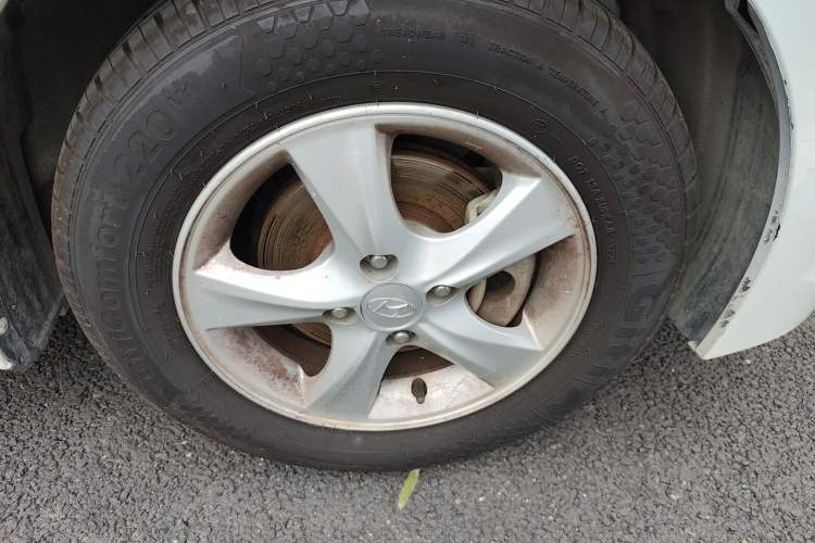 Used Hyundai Verna (older generation) 2014 1.4L Automatic Smart GLS Right Front Wheel Hub