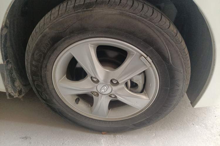 Used Hyundai Verna (older generation) 2014 1.4L Automatic Smart GLS Right Front Wheel Hub