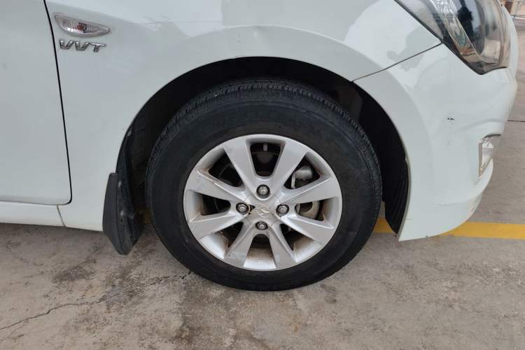 Used Hyundai Verna (older generation) 2014 1.4L Manual Smart GLS Trim Right Front Wheel Hub