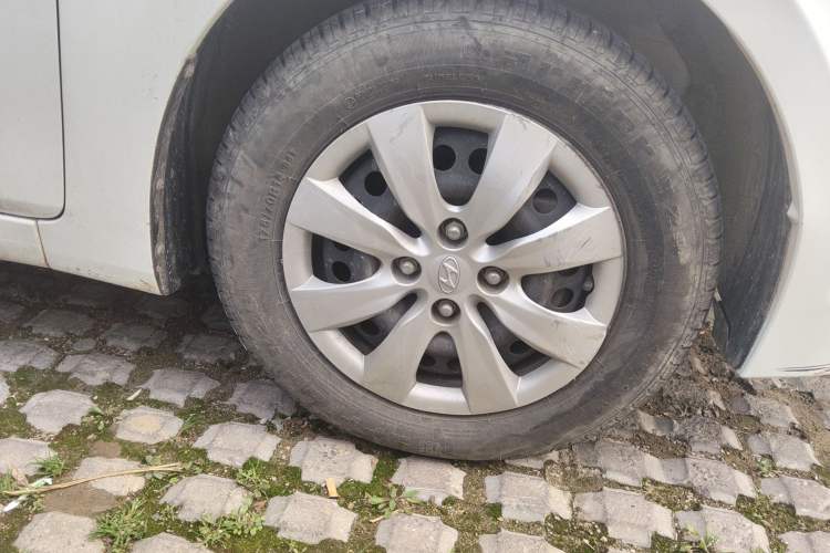 Used Hyundai Verna (older generation) 2014 1.4L Manual Smart GLS Trim Right Front Wheel Hub