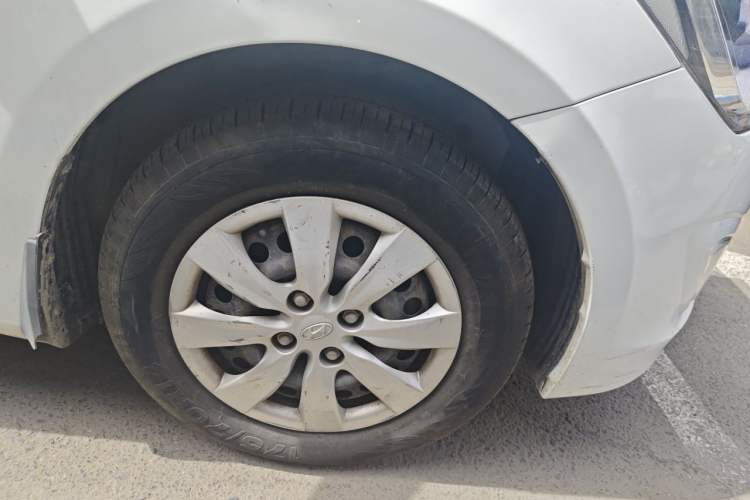 Used Hyundai Verna (older generation) 2014 1.4L Manual Smart GLS Trim Right Front Wheel Hub