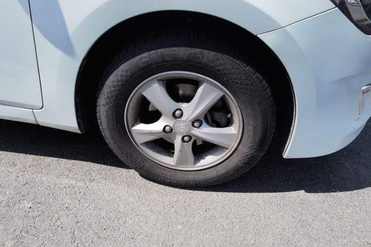 Used Hyundai Verna (older generation) 2014 1.4L Manual Smart GLS Trim Right Front Wheel Hub