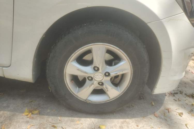 Used Hyundai Verna (older generation) 2014 1.4L Automatic Leading-Edge GLX Right Front Wheel Hub