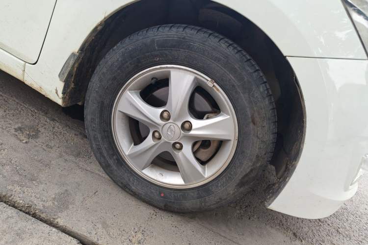 Used Hyundai Verna (older generation) 2014 1.4L Manual Smart GLS Trim Right Front Wheel Hub