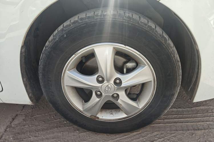 Used Hyundai Verna (older generation) 2014 1.4L Automatic Leading-Edge GLX Right Front Wheel Hub