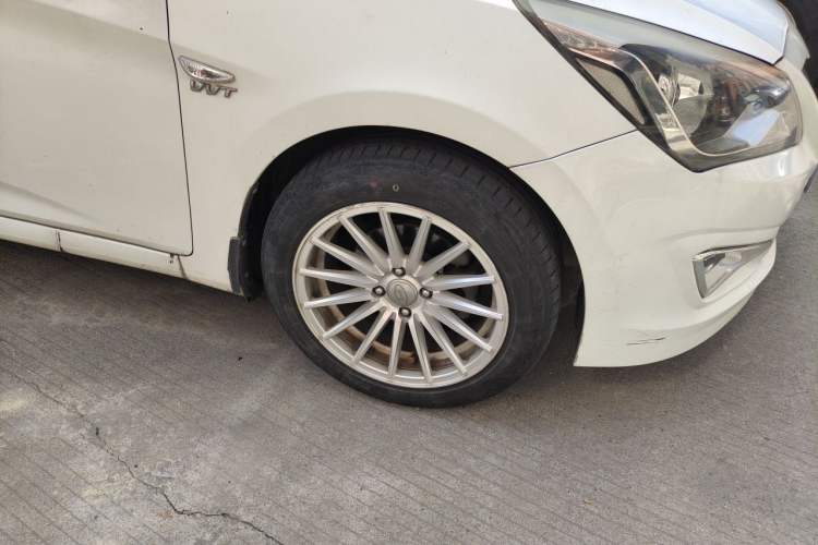 Used Hyundai Verna (older generation) 2014 1.4L Automatic Smart GLS Right Front Wheel Hub