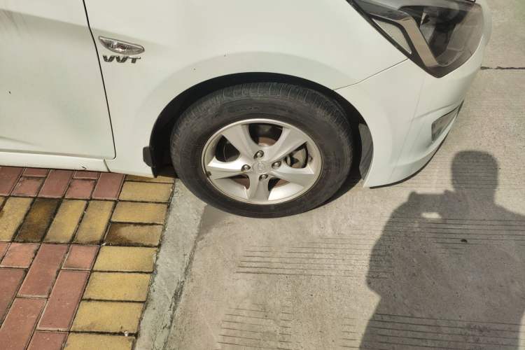 Used Hyundai Verna (older generation) 2014 1.4L Automatic Smart GLS Right Front Wheel Hub