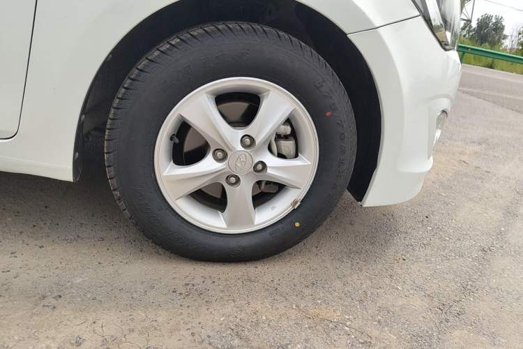 Used Hyundai Verna (older generation) 2014 1.4L Automatic Smart GLS Right Front Wheel Hub