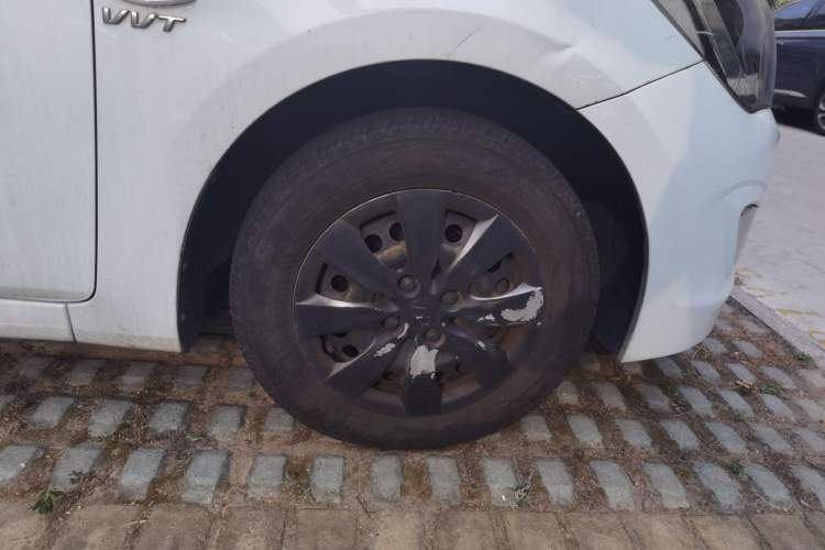Used Hyundai Verna (older generation) 2014 1.4L Manual Smart GLS Trim Right Front Wheel Hub