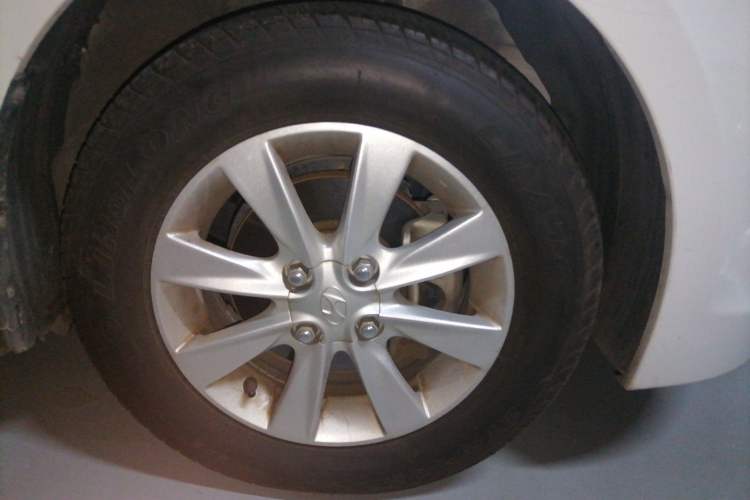 Used Hyundai Verna (older generation) 2014 1.4L Manual Smart GLS Trim Right Front Wheel Hub