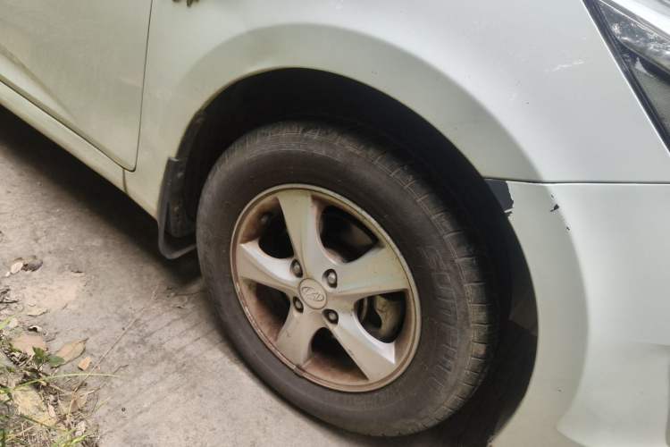 Used Hyundai Verna (older generation) 2014 1.4L Automatic Smart GLS Right Front Wheel Hub