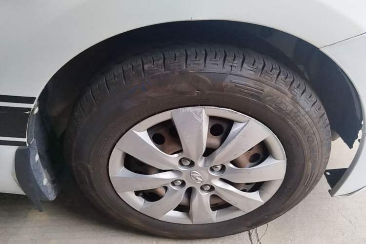 Used Hyundai Verna (older generation) 2014 1.4L Manual Smart GLS Trim Right Front Wheel Hub