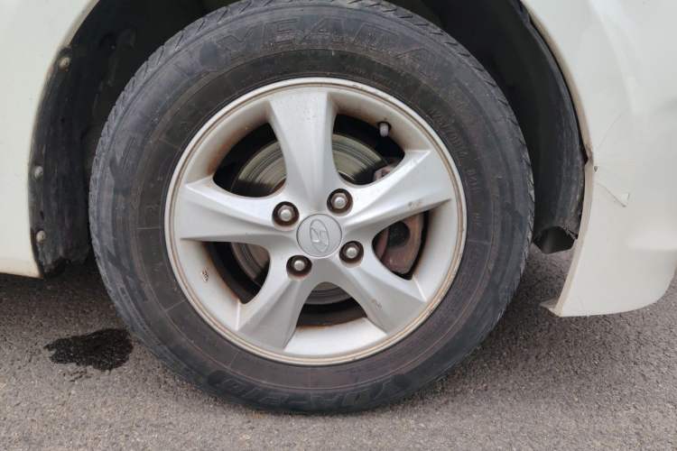 Used Hyundai Verna (older generation) 2014 1.4L Automatic Smart GLS Right Front Wheel Hub