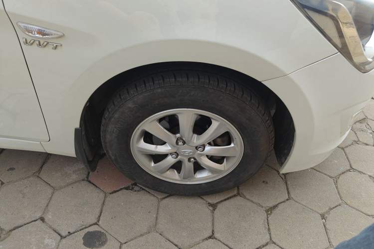 Used Hyundai Verna (older generation) 2014 1.4L Manual Smart GLS Trim Right Front Wheel Hub