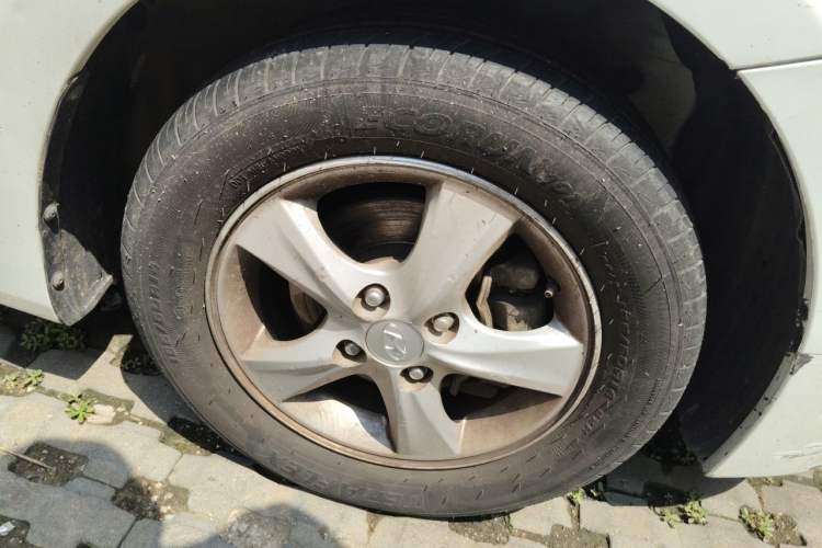 Used Hyundai Verna (older generation) 2014 1.4L Automatic Smart GLS Right Front Wheel Hub