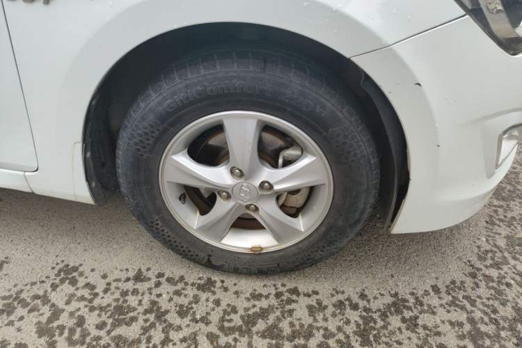 Used Hyundai Verna (older generation) 2014 1.4L Manual Smart GLS Trim Right Front Wheel Hub