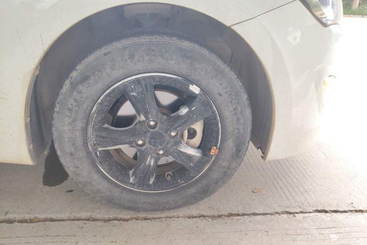 Used Hyundai Verna (older generation) 2014 1.4L Manual Smart GLS Trim Right Front Wheel Hub
