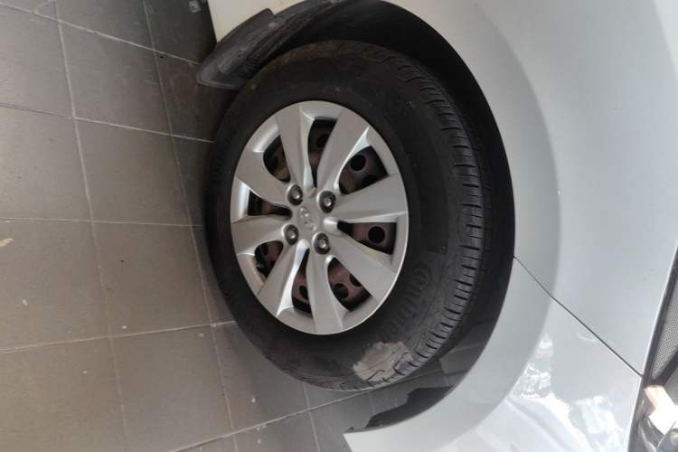 Used Hyundai Verna (older generation) 2014 1.4L Manual Smart GLS Trim Right Front Wheel Hub